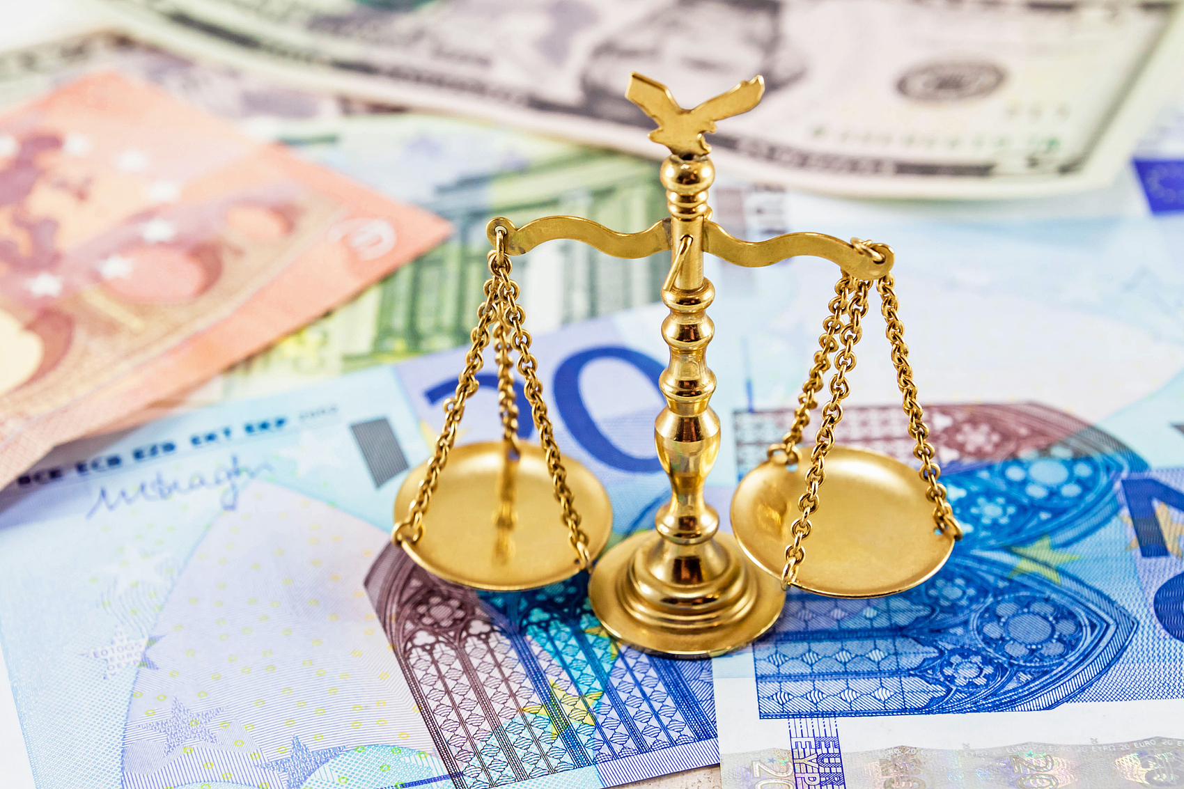 资金保障与交易成本:贵金属交易平台的两个基础维度